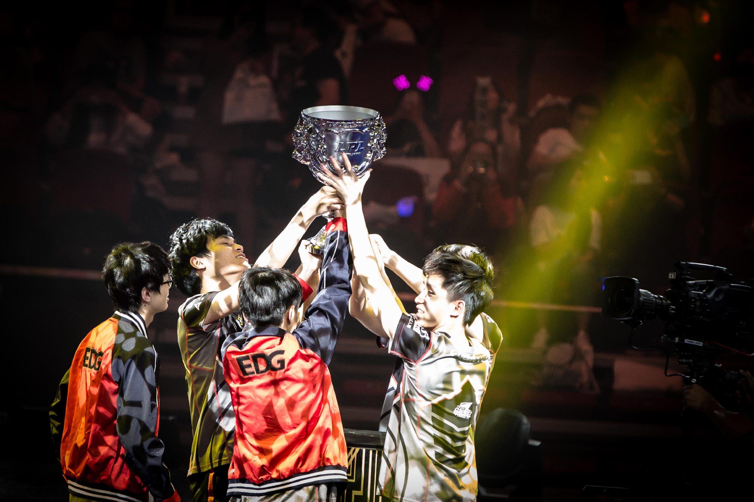 MAD碾压SHR，Ming开启传奇时刻峡谷大战成都决赛之夜，成为赛场最大亮点