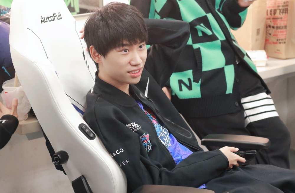 FPX力克FNC，Tarzan极限生还后反打峡谷大战半决赛，成为赛场最大亮点的简单介绍