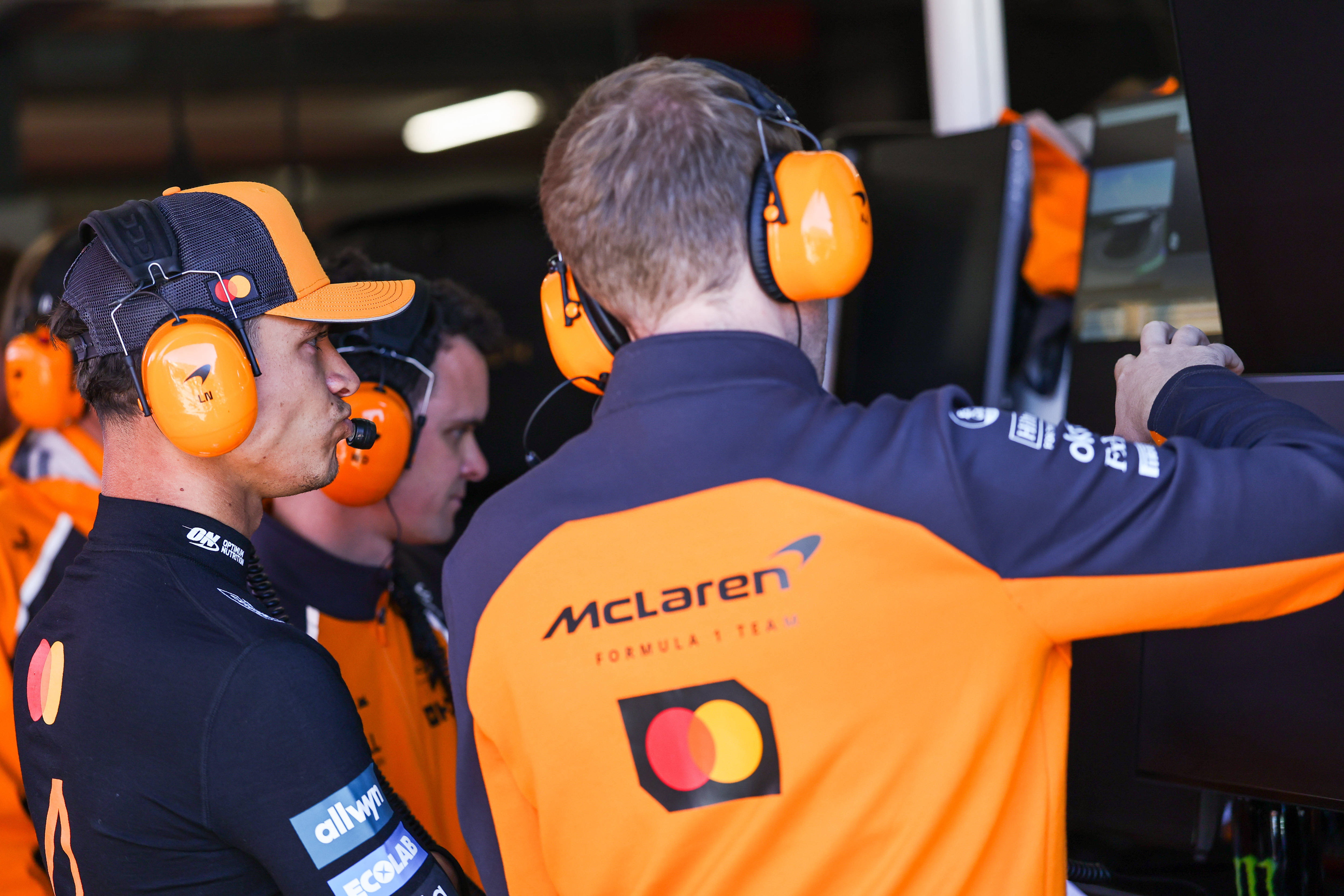 红牛车队碾压雷诺车队，皮亚斯特里点燃赛场